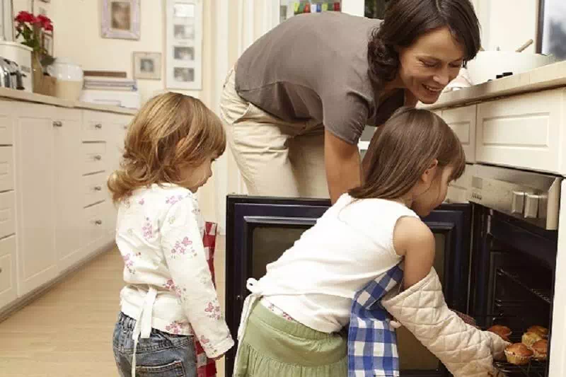 Dzieci z mamą w kuchni